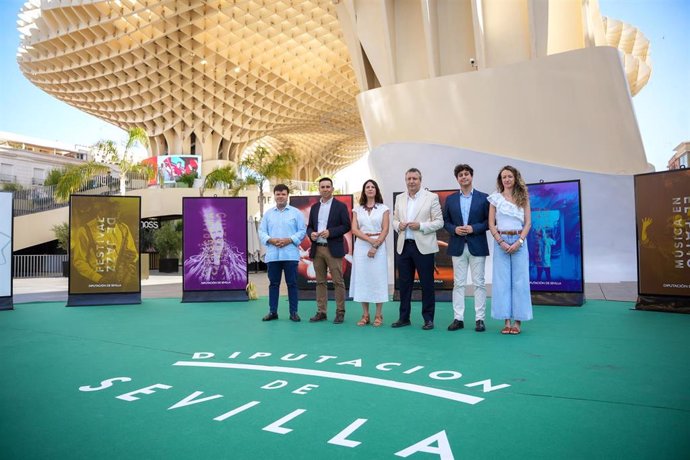 Foto de familia tras la presentación del programa 'Di Hola a tu Cultura' de la Diputación, con el presidente del organismo provincial, Javier Fernández, en el centro de la imagen, durante un acto celebrado en las Setas de Sevilla, 