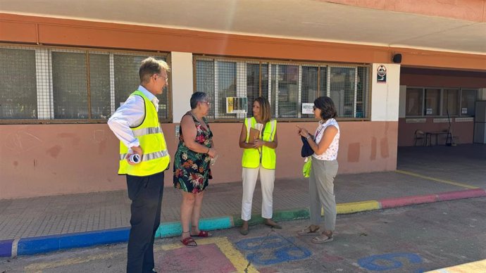 La teniente de alcalde y regidora de Infraestructuras, Belés Soto, durante su visita a las obras en los CEIP de Palma.