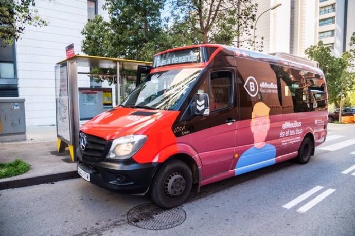 Archivo - Un Bus de Barri en Barcelona.