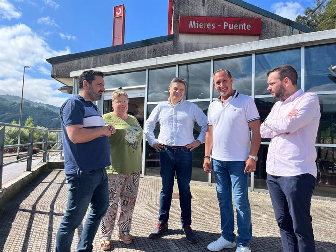 El senador del PP José Manuel Rodriguez y el diputado regional Pedro de Rueda en la estación de tren de Mieres.