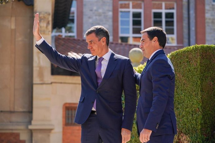 El presidente del Gobierno central, Pedro Sánchez, y el Lehendakari, Imanol Pradales, en el Palacio de Ajuria Enea en Vitoria