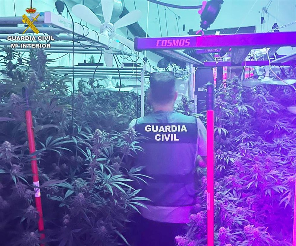 Un agente de la Guardia Civil durante el registro del inmueble del sospechoso