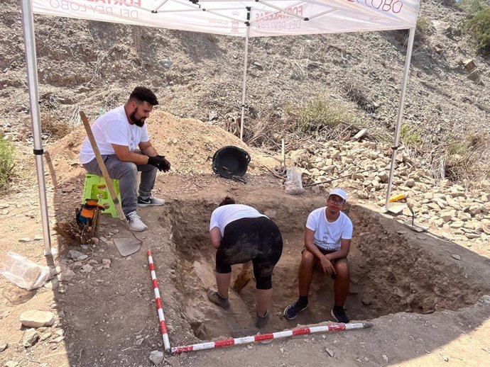 Voluntarios del programa de voluntariado en las excavaciones de Las Fortalezas del Rey Lobo