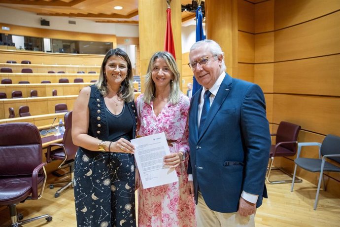 La portavoz del PP en el Senado, Alicia García, con la moción de apoyo a las Carreras de Caballos de Sanlúcar como Patrimonio de la Unesco.