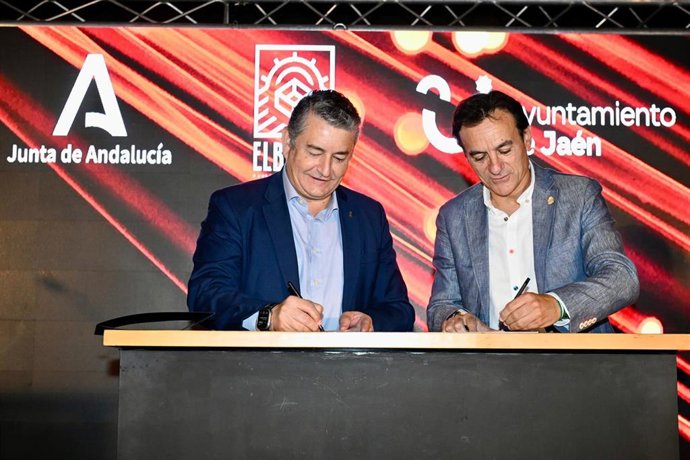 Antonio Sanz y Agustín González firman el acuerdo