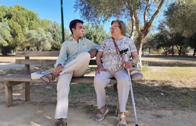 Un miembro de la comunidad universitaria con una persona dependiente a su cargo.