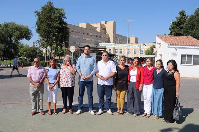 La portavoz del PSOE-A en el Parlamento andaluz, Ángeles Férriz, junto a otros representantes del PSOE ante el Hospital de Úbeda (Jaén).