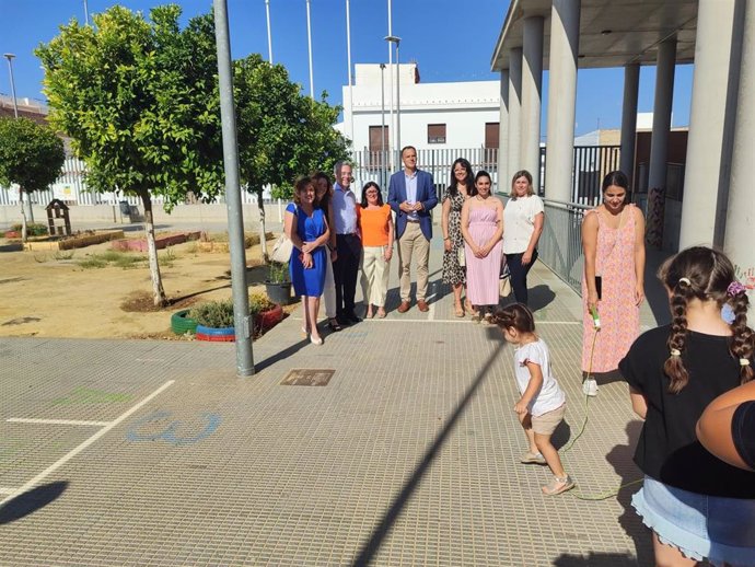 La consejera de Inclusión Social, Juventud, Familias e Igualdad, María Luisa Cava, visita la escuela de verano de Lebrija.