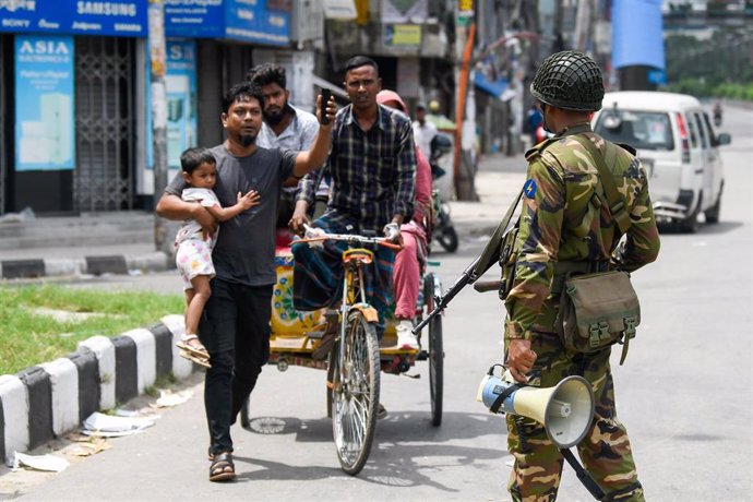 Imagen de archivo de un militar bangladeshí durante el toque de queda en el país 