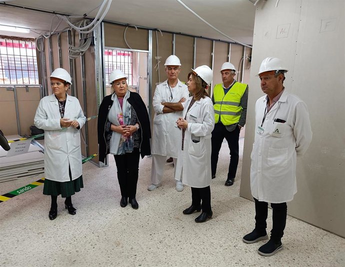 Visita a las obras de las nuevas instalaciones del área de Farmacia del Hospital Infanta Elena de Huelva.