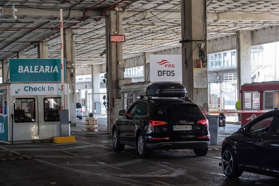Archivo - Un coche espera para cruzar la frontera en el puerto de Algeciras.