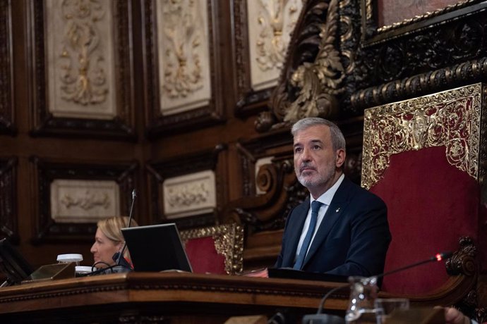 El alcalde de Barcelona, Jaume Collboni, durante un pleno en el Ayuntamiento de Barcelona, a 26 de julio de 2024, en Barcelona, Catalunya (España). 