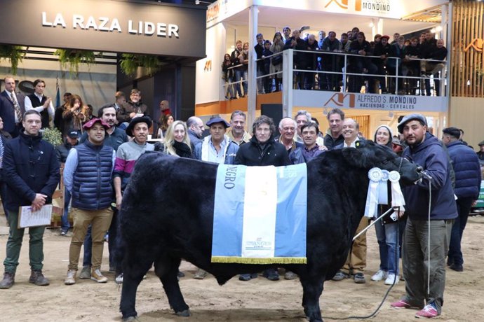 Archivo - El presidente argentino, Javier Milei (c), durante la última jornada de la 81° Expo Angus 2024 de la Rural de Palermo, a 24 de mayo de 2024, en Palermo (Italia). 