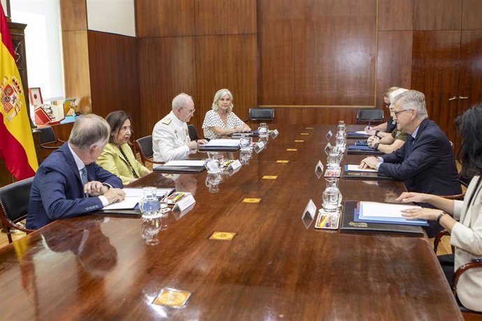 La ministra de Defensa, Margarita Robles, recibe, en la sede del ministerio, al Secretario General Adjunto de Operaciones de Paz De Naciones Unidas, Jean-Pierre Lacroix.