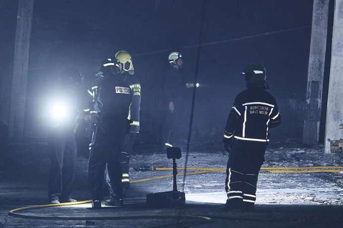 Archivo - Bomberos inspeccionan un garaje comunicatorio incendiado en la calle José María Cossío, a 11 de abril de 2024, en Los Acebos, Santander, Cantabria (España).  