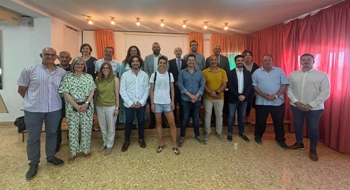 Foto de familia de la visita a Leciñena del delegado del Gobierno en Aragón, Fernando Beltrán.