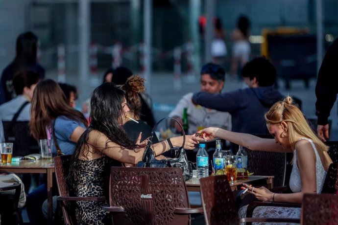 Archivo - Varias personas en la terraza de un bar, a 7 de abril de 2024, en Madrid (España). 