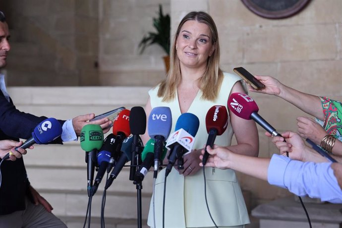 La presidenta del Govern, Marga Prohens, ofrece declaraciones a los medios. Archivo.