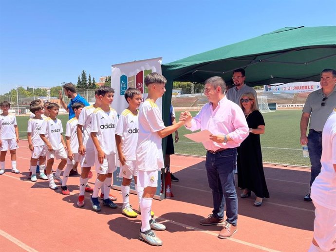 Entrega de diplomas a participantes en el Campus Experience de la Fundación Real Madrid