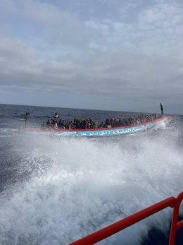 La tripulación de la Salvamar Adhara acompañando este viernes a los ocupantes de un cayuco con 117 personas a bordo, localizado a 10 millas al sur de La Restinga.