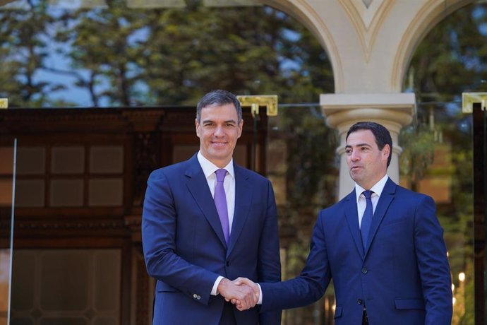 El presidente del Gobierno, Pedro Sánchez, y el Lehendakari, Imanol Pradales, en la reunión en el Palacio de Ajuria Enea en Vitoria