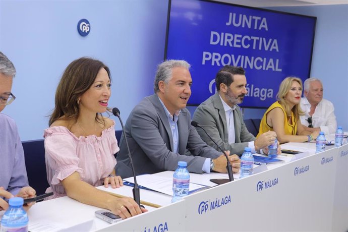 La presidenta del PP de Málaga, Patricia Navarro, junto al vicesecretario de Coordinación Autonómica y Local del PP, Elías Bendodo, en la Junta Directiva Provincial del partido.