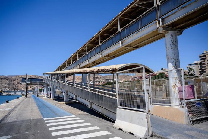 Una de las pasarelas de pasajeros que será sustituida en el Puerto de Almería.