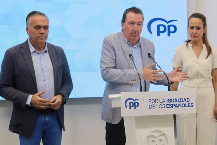 Los populares onubenses en rueda de prensa.