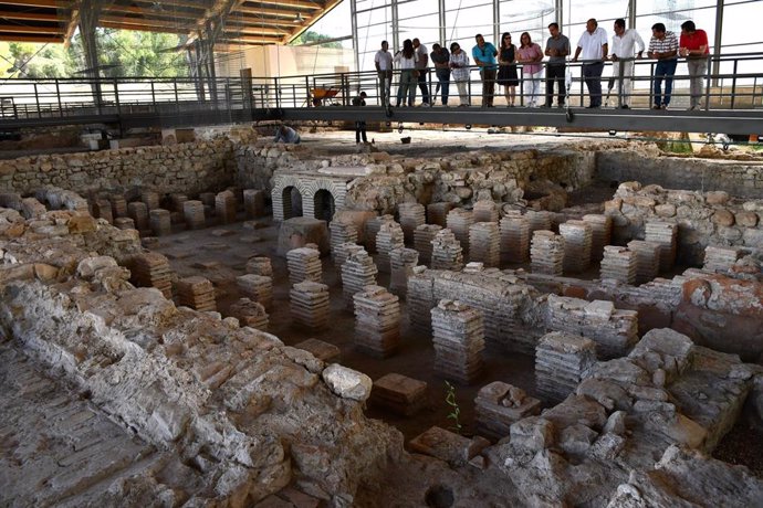 El vicepresidente primero, José Luis Martínez Guijarro, visita las excavaciones en el yacimiento de Noheda, en Villar de Domingo García (Cuenca).