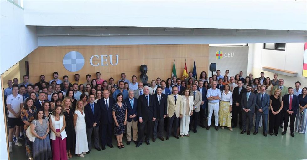 Acto de homenaje de CEU en Andalucía con motivo del 56 aniversario del fallecimiento de su fundador, Ángel Herrera Oria.
