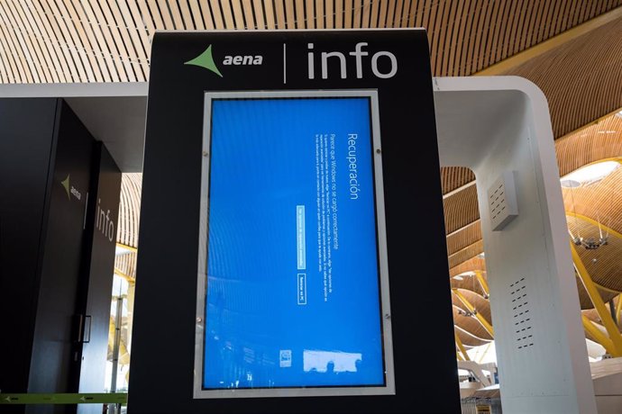 Pantalla azul que indica el fallo de sistema de los ordenadores de Microsoft en el aeropuerto de Madrid-Barajas durante la caída del sistema de seguridad de Microsoft que ha provocado fallos en importantes empresas en todo el mundo