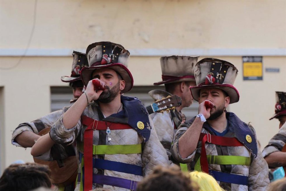 Archivo - La comparsa 'Donde fuimos felices' en una batalla de coplas durante el primer fin de semana del Carnaval de Cádiz