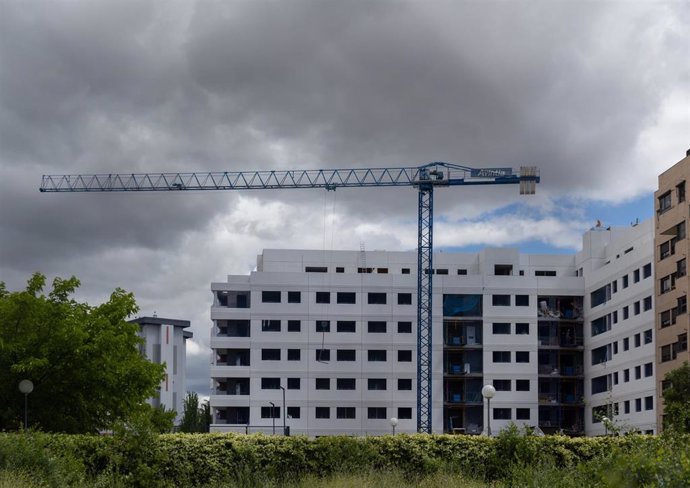 Archivo - Obras en bloques de viviendas, a 17 de mayo de 2024, en Madrid (España). Las compraventas de viviendas retomó de nuevo las caídas en marzo con un descenso del 19,3 % interanual, de forma que en el primer trimestre del año acumula un recorte del 