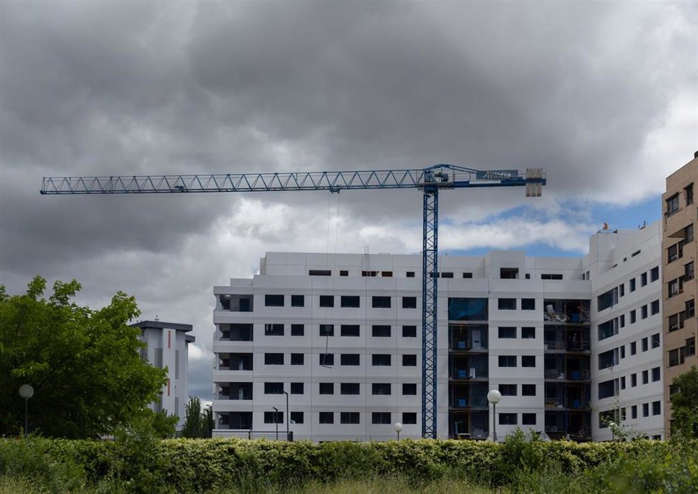 Archivo - Obras en bloques de viviendas, a 17 de mayo de 2024, en Madrid (España). Las compraventas de viviendas retomó de nuevo las caídas en marzo con un descenso del 19,3 % interanual, de forma que en el primer trimestre del año acumula un recorte de