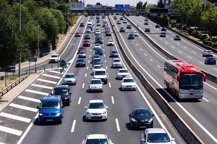 Atasco en la autovía A6, a 24 de julio de 2024, en Madrid (España). Con motivo de la celebración de la festividad de Santiago, mañana 25 de julio, en las comunidades de Cantabria, Galicia, Madrid, Navarra y País Vasco y la proximidad del fin de semana, la