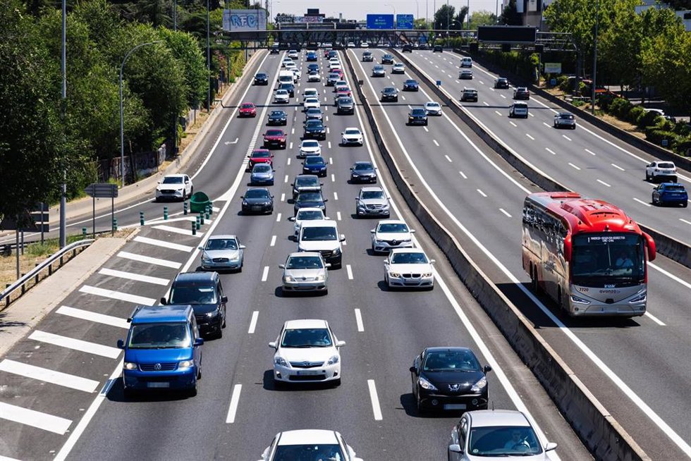 Atasco en la autovía A6, a 24 de julio de 2024, en Madrid (España). Con motivo de la celebración de la festividad de Santiago, mañana 25 de julio, en las comunidades de Cantabria, Galicia, Madrid, Navarra y País Vasco y la proximidad del fin de semana, 