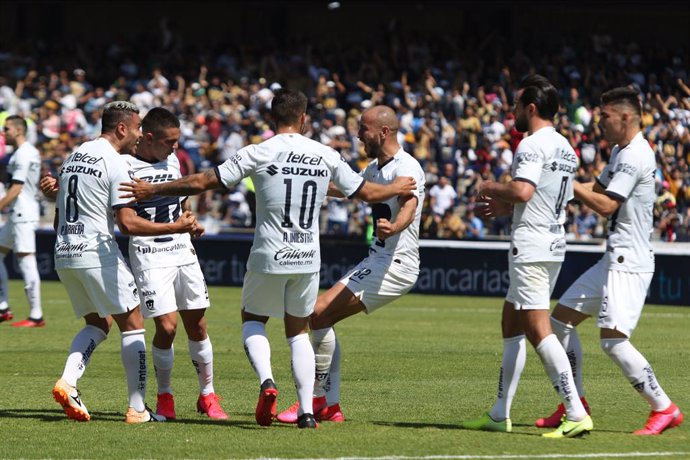 Archivo - 09 February 2020, Mexico, Mexico City: Pumas UNAM players celebrate scoring a goal during the Mexican Liga MX soccer match between Pumas UNAM and Atletico San Luis at the Estadio Olimpico Universitario.