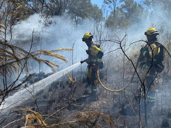 Imagen de archivo de efectivos apagando fuego