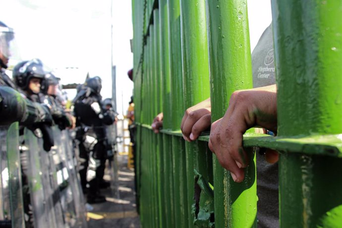 Archivo - Imagen de archivo de migrantes en la frontera sur de México