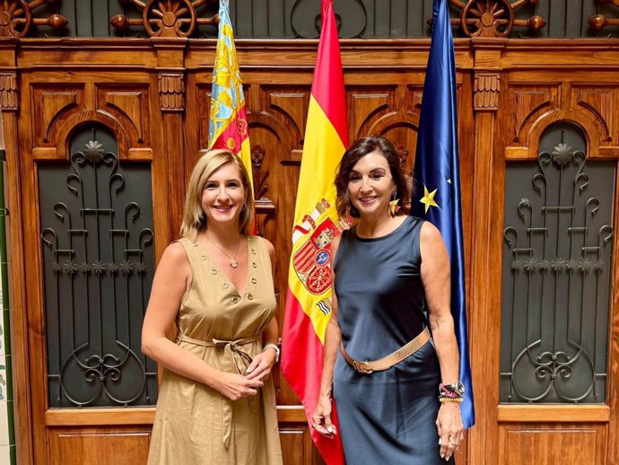 La consellera de Justícia i Interior, Salomé Pradas, s'ha reunit amb la presidenta del Consell Valencià de Col·legis de Procuradors, Carmen Rubio