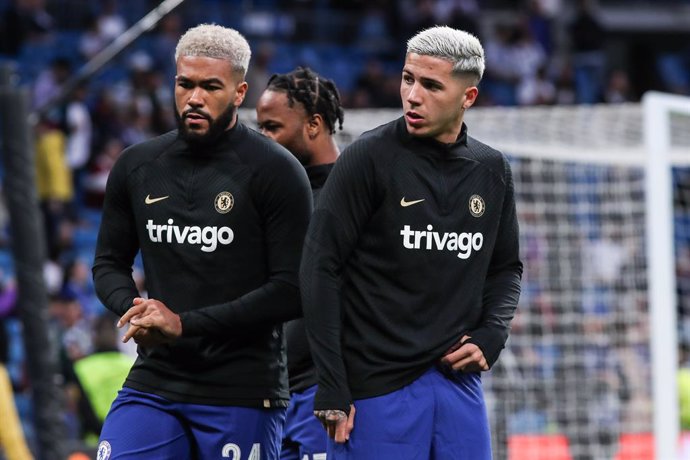 Archivo - Reece James and Enzo Fernandez of Chelsea warm up during the UEFA Champions League, Quarter Finals round 1, football match between Real Madrid and Chelsea FC at Santiago Bernabeu stadium on April 12, 2023, in Madrid, Spain.