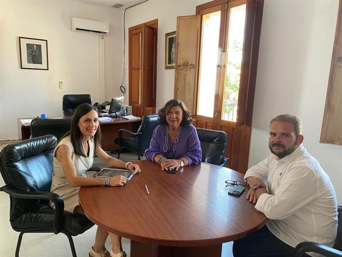 La delegada de Justicia, Administración Local y Función Pública de la Junta en Huelva, Carmen Céspedes, en su reunión con la alcaldesa de la Entidad Local Autónoma (ELA) de Tharsis, Isabel María Macías.