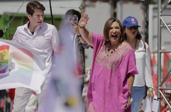 Archivo - 03 September 2023, Mexico, Mexico City: Xochitl Galvez, senator and candidate of an opposition alliance of three parties for the presidential elections, waves during an election campaign at the monument to the Angel of Independence.