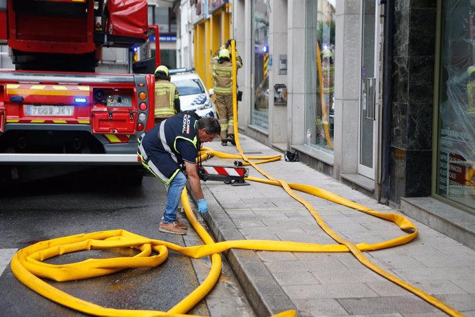 Un agente de Policía Nacional en las inmediaciones de un incendio en un piso donde ha fallecido un joven al precipitarse por una ventana, a 25 de julio de 2024, en Lugo, Galicia (España). 