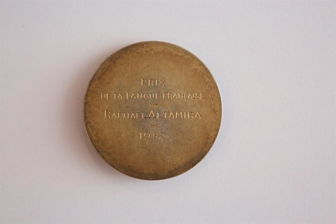 Medalla de oro de la Academia de la Lengua de Francia donada por la familia de Rafael Altamira a la Universidad de Alicante.