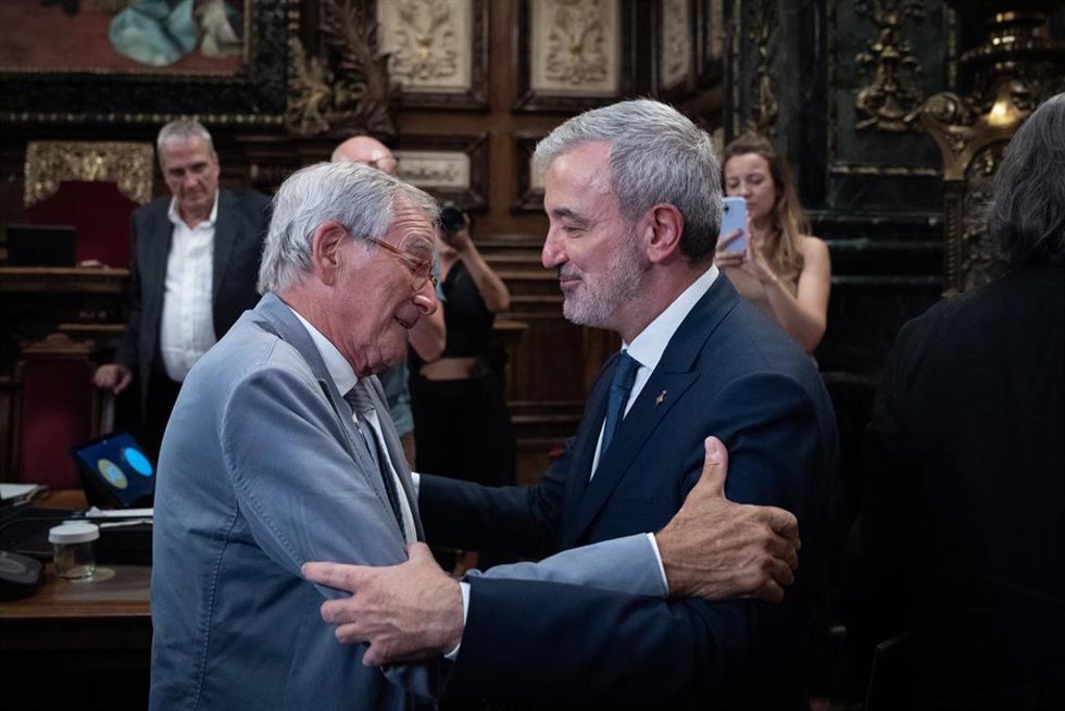 Archivo - El líder de Junts, Xavier Trias, se abraza con el alcalde de Barcelona, Jaume Collboni