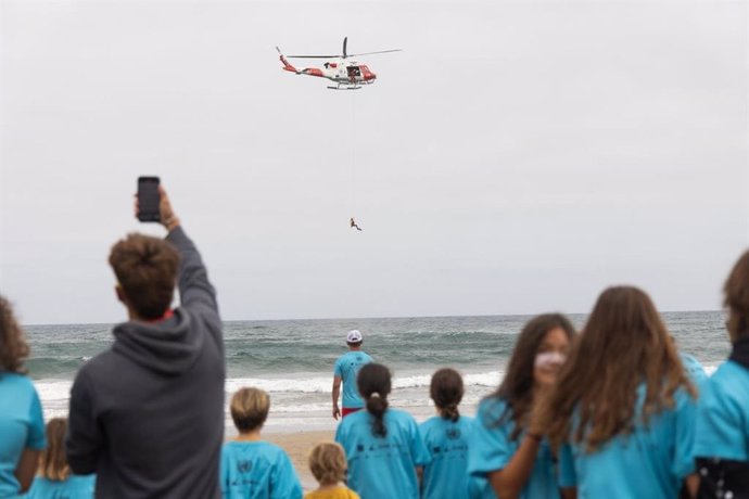 Un helicóptero de rescate del Gobierno de Canarias realiza un simulacro del rescate de un bañista en apuros en la playa de Las Canteras, en Las Palmas de Gran Canaria