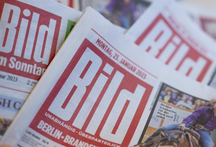 Archivo - FILED - 23 January 2023, Berlin: Paper editions of the newspapers "Bild" and "Bild am Sonntag" lie on a table. A German regional court ruled on Wednesday that tabloid newspaper Bild is prohibited from publishing certain statements about the Arch