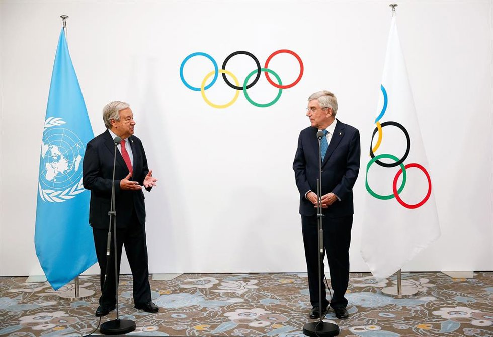 El secretario general de Naciones Unidas, António Guterres, con el presidente del Comité Olímpico Internacional (COI), Thomas Bach
