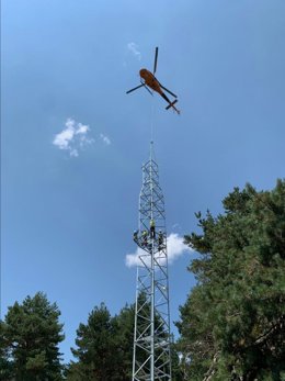 Llegada del helicóptero con la torre de telecomunicaciones.